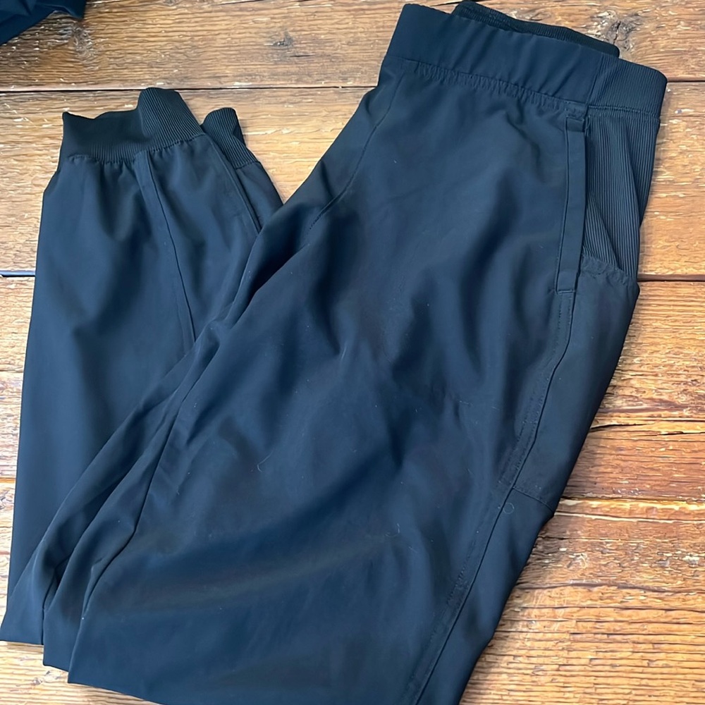Koi jogger scrubs
